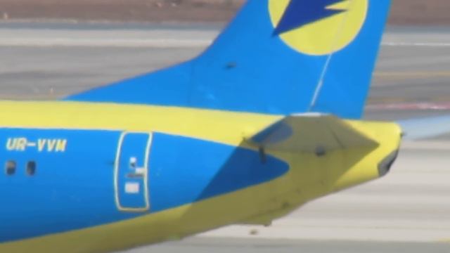 AeroSvit Boeing 737 UR-VVM Detained смотреть онлайн