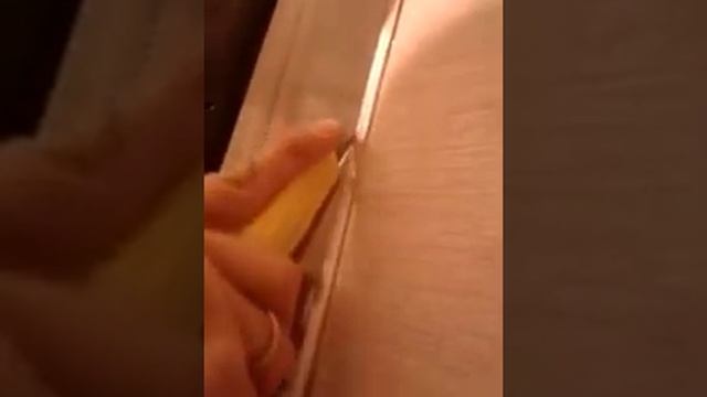 Поклейка бракованных обоев и разрез двойного шва 1 видео смотреть онлайн