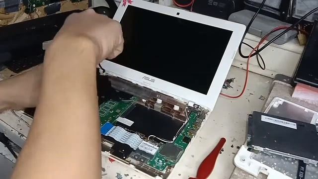 HOW TO DISASSEMBLY/CLEAN AND FIX THE BLUE SCREEN.PLUG-IN BATTERY ISSUE.ASUS Model X200CA