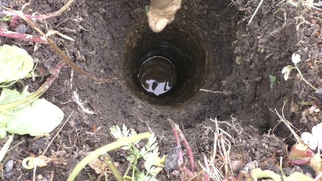 Как ускорить и облегчить БУРЕНИЕ СКВАЖИНЫ под заборный столб смотреть онлайн