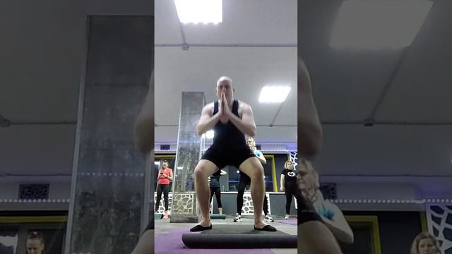 Разминка — комплекс упражнений для подготовки тела к физ нагрузке. Растяжка. Выпады с гантелями смотреть онлайн