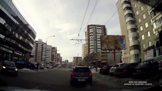 Водитель выполняет пируэты на своём авто по екатеринбуржским дорогам
