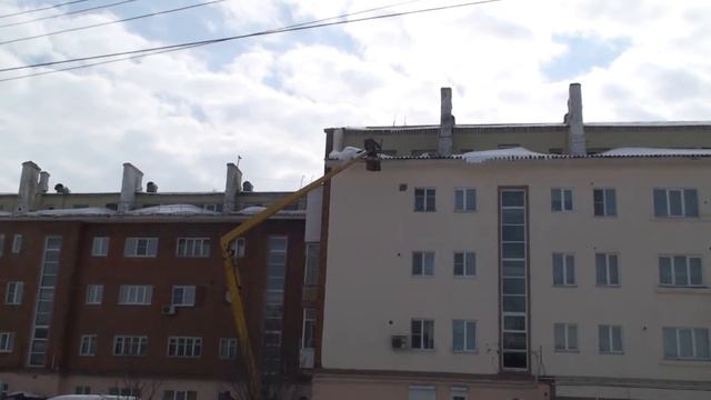 Очистка кровель от снега. Новомосковск, Россия. 26.03.2018 смотреть онлайн