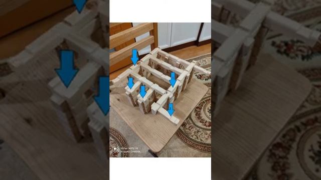 Деревянный дом с навесом для джипа с прицепом 