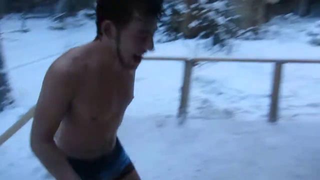 RamZik ныряет в прорубь смотреть онлайн