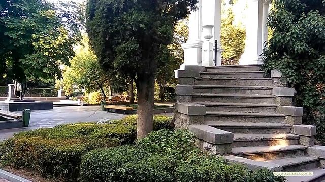 Ялта ул.Пушкинская. Тенистая пешеходная улица с выходом на набережную Ялты. смотреть онлайн