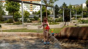 девочка и фонтан