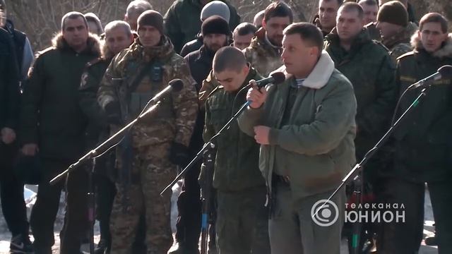 Захарченко на могиле у Гиви смотреть онлайн