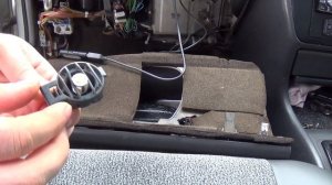 Снятие и установка бардачка SV40