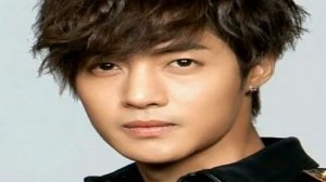 Ким Хён Джун , жениться, Айдол, певец, танцор, актер, красивый и популярный. После концерта объявил