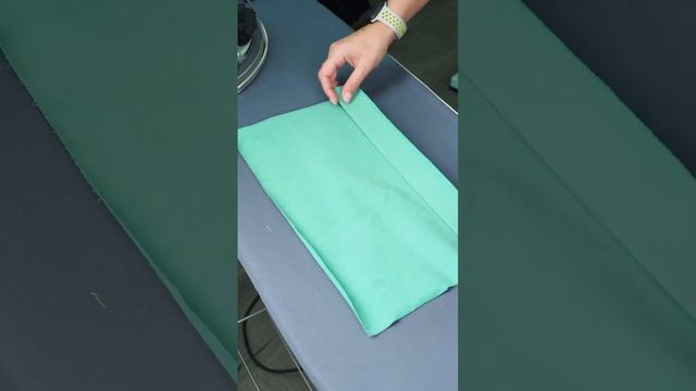 Обрабатываем низ изделия на оверлоке #швейная #шитье #сшить #вышивальнаямашина #коверлок #лапки смотреть онлайн