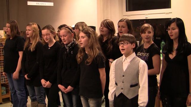 Znám jednu starou zahradu - zpívá školní pěvecký sbor ZŠ Blansko, Erbenova 13 смотреть онлайн