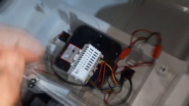 электромобиль Range Rover устраняем заводской брак. смотреть онлайн