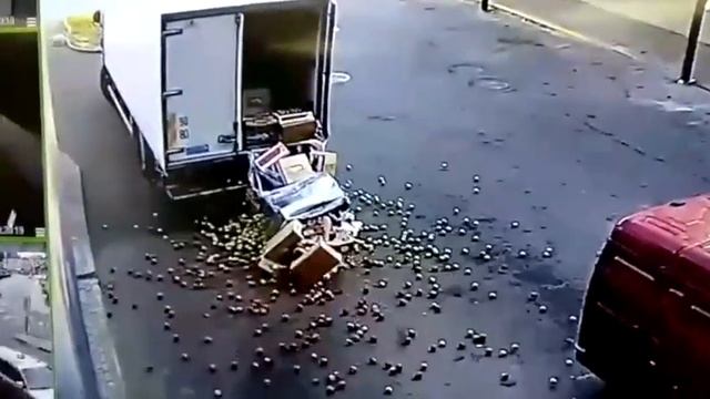 Грузчика придавило товаром. смотреть онлайн