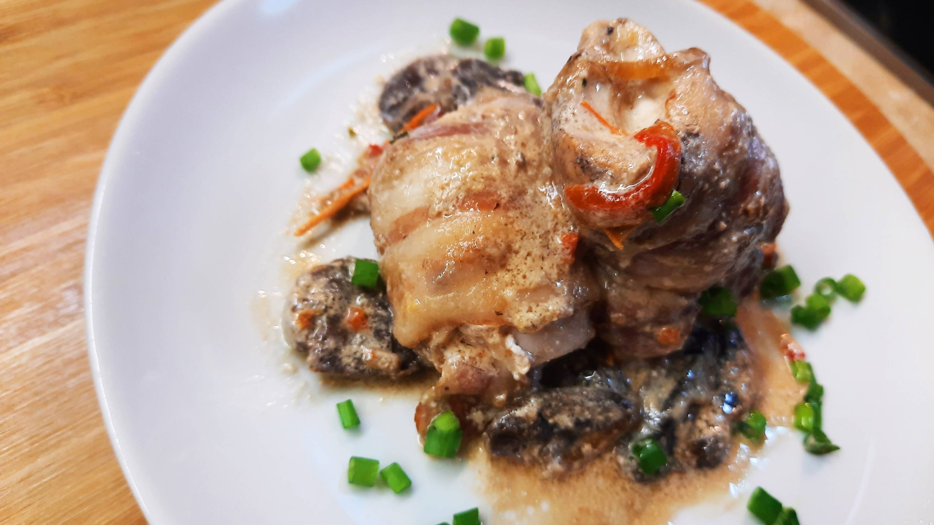 Куриные рулетики в беконе с грибной подливкой смотреть онлайн