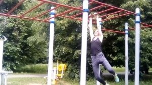 I LIKE TO MOVE IT!!!  Переходы в висе на руках по перекладинам горизонтальной лестницы