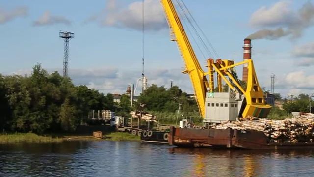 Работа крана на реке Туре (Тюмень) смотреть онлайн