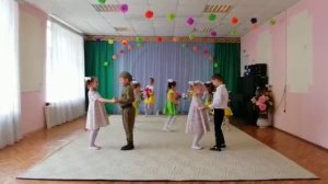 "Майский вальс" танцуют дошкольники