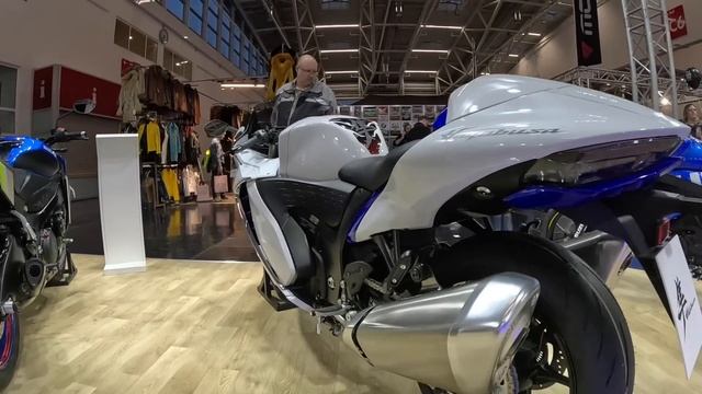 Suzuki Hayabusa GSX 1300 R white colour edition GSXR model 2023 Gixxer motorcycle walkaround K0939 смотреть онлайн