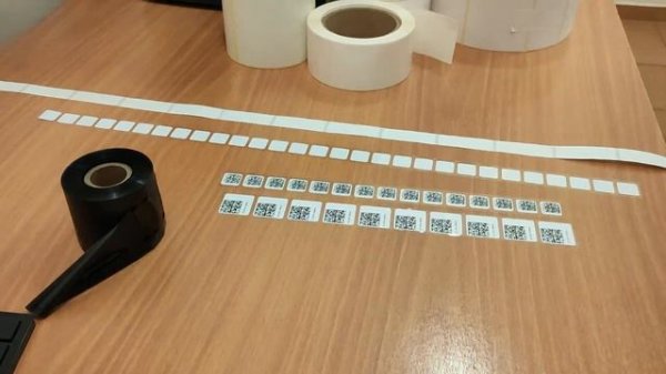 Самоклеящиеся этикетки с пленочной (PET) и бумажной подложками для печати кода Data Matrix.