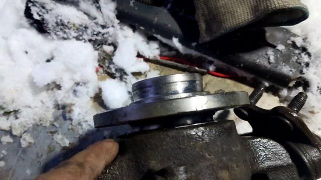 замена ступичного подшипника Volkswagen Polo седан на улице .