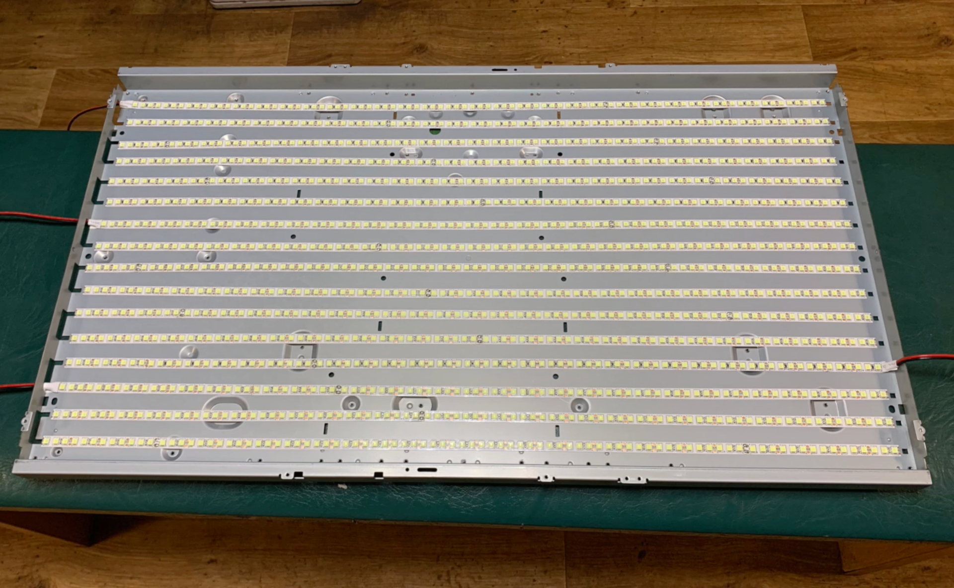 TV SHARP LC-32GD8RU не работает подсветка. Замена CCFL на LED. смотреть онлайн