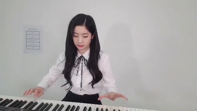 TWICE's Dahyun playing piano смотреть онлайн