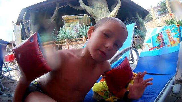 Это ужас! Не отдых, а мученье! Аквапарк Коктебель. Очередь, что в больнице к врачу и все без записи смотреть онлайн