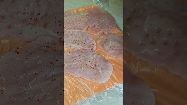 КУРИНЫЕ ОТБИВНЫЕ С СЫРОМ И ГРИБАМИ смотреть онлайн