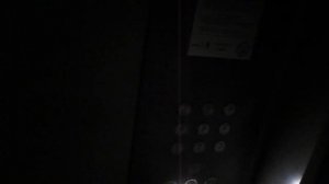 Механик перезапускает лифт