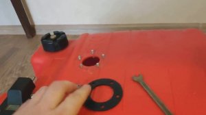 Установка электронного датчика уровня топлива в бак лодочного мотора.