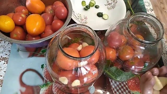 Маринованные помидоры???, огурцы??? с морковной ботвой. смотреть онлайн