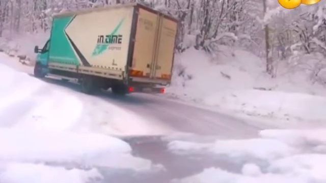 Почтовый грузовик дрифтит на серпантине в Боснии смотреть онлайн