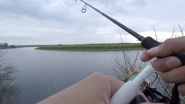 Рыбалка с берега на Куберле. Пик активности, окунь проснулся. смотреть онлайн