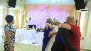 Обнимашки с родителями на свадьбе