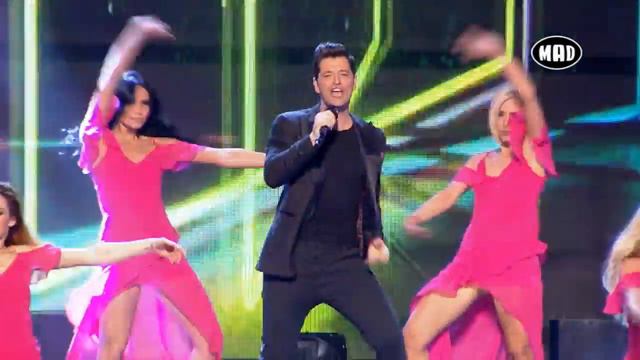 Sakis Rouvas | Special Charity Act By BSB For ORAMA ELPIDAS @ Madwalk 2017 (Apolitos Erotas)