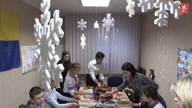 Cвободівці проводять для дітей майстер-класи з виготовлення новорічних листівок та іграшок смотреть онлайн