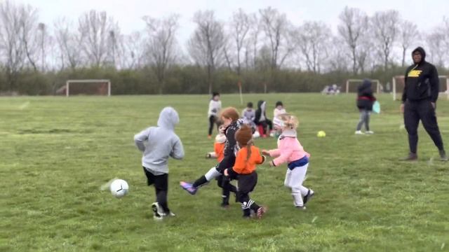 Willow’s First-Ever Soccer Game: “My mouth is super cold!” смотреть онлайн