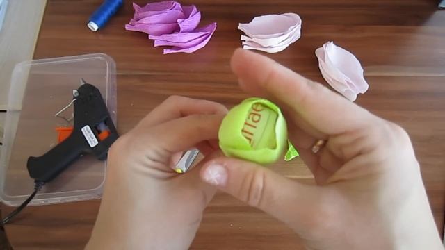 Ранункулюс с конфеткой из гофрированной бумаги своими руками. смотреть онлайн