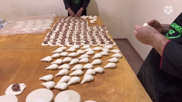 ГИГАНТСКАЯ САМСА В КАСУШКЕ | Уличная еда в Узбекистане | Рецепт Самсы смотреть онлайн