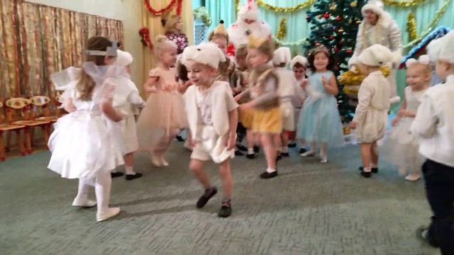 Новогодняя ёлка в саду у Леонида(6) смотреть онлайн