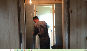 Установка стеклянных дверей в бане.