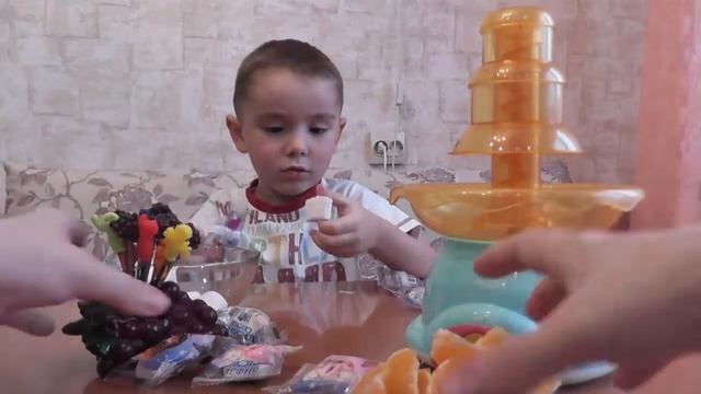 Делаем Шоколадный фонтан Фрукты в шоколаде Make a Chocolate fountain chocolate смотреть онлайн