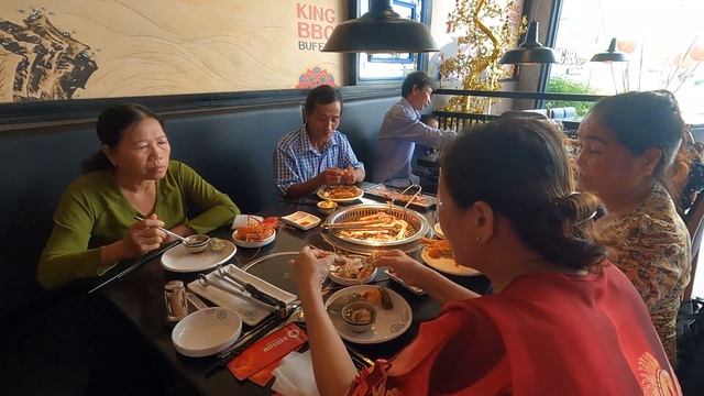 Chị Sanh ở Mỹ về dẫn đi ăn buffet - Mợ Bảy Miền Tây смотреть онлайн