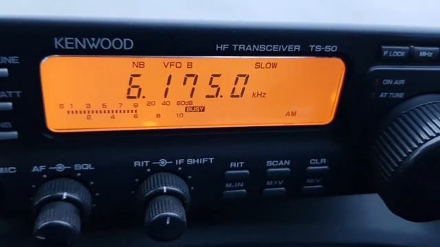 AM Radio station scan . Kenwood TS-50 out of her box for an hour. смотреть онлайн