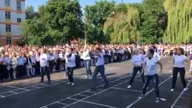 Сюрприз от родителей выпускникам ТСШ 9 г. Тирасполь на последнем звонке. смотреть онлайн