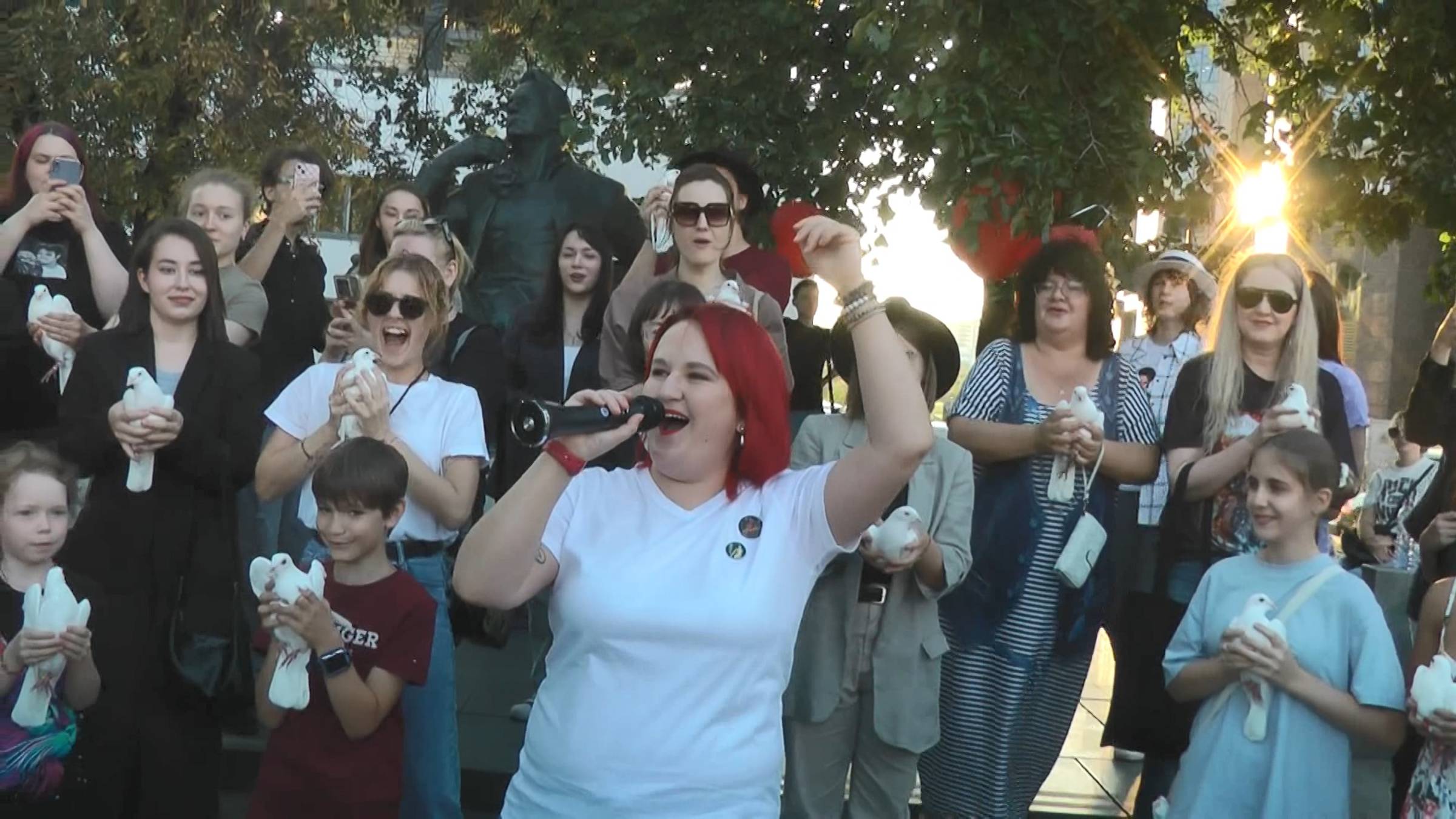 Запуск белых голубей в честь Дня рождения Майкла Джексона-2024. Москва, Новинский б-р.