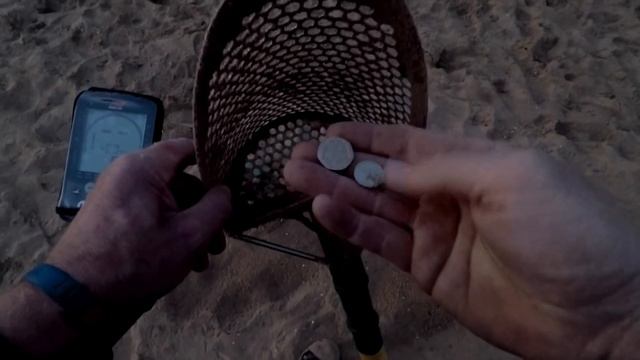 Minelab CTX 3030 Vs Equinox 800 Beach Metal Detecting Uk | ?