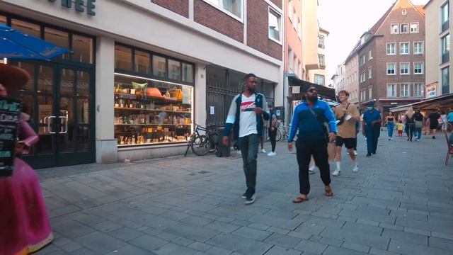 Dusseldorf ?? Walking Tour. Evening walk through the Altstadt. Pubs, Restaurants and People in 4K смотреть онлайн