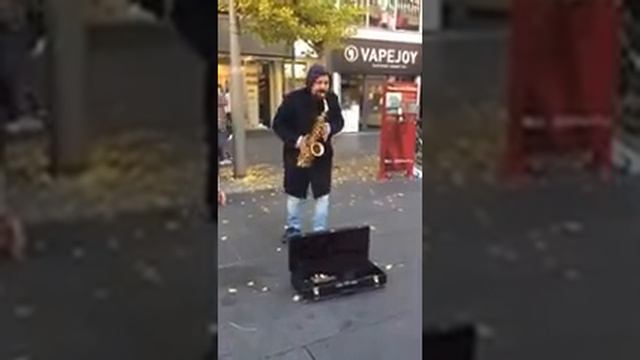 Un barbat care canta la saxofon foarte frumos❤ смотреть онлайн